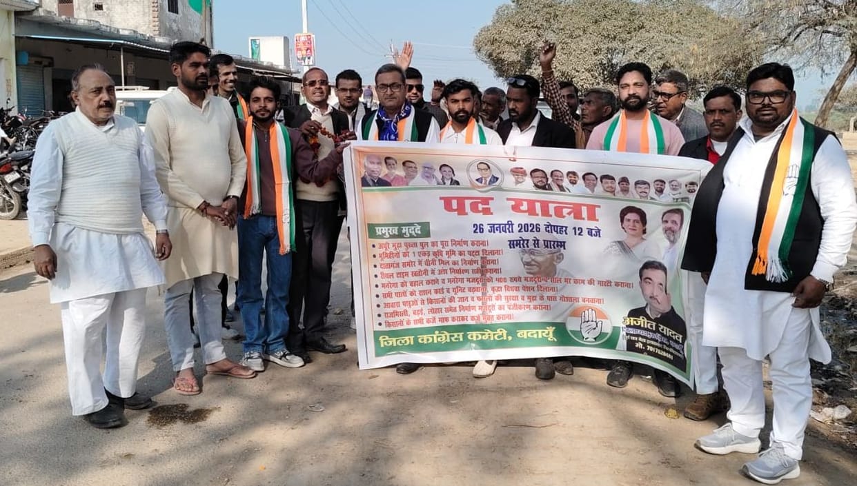Congress workers have started a march to demand the construction of a sturdy bridge in Mudha.