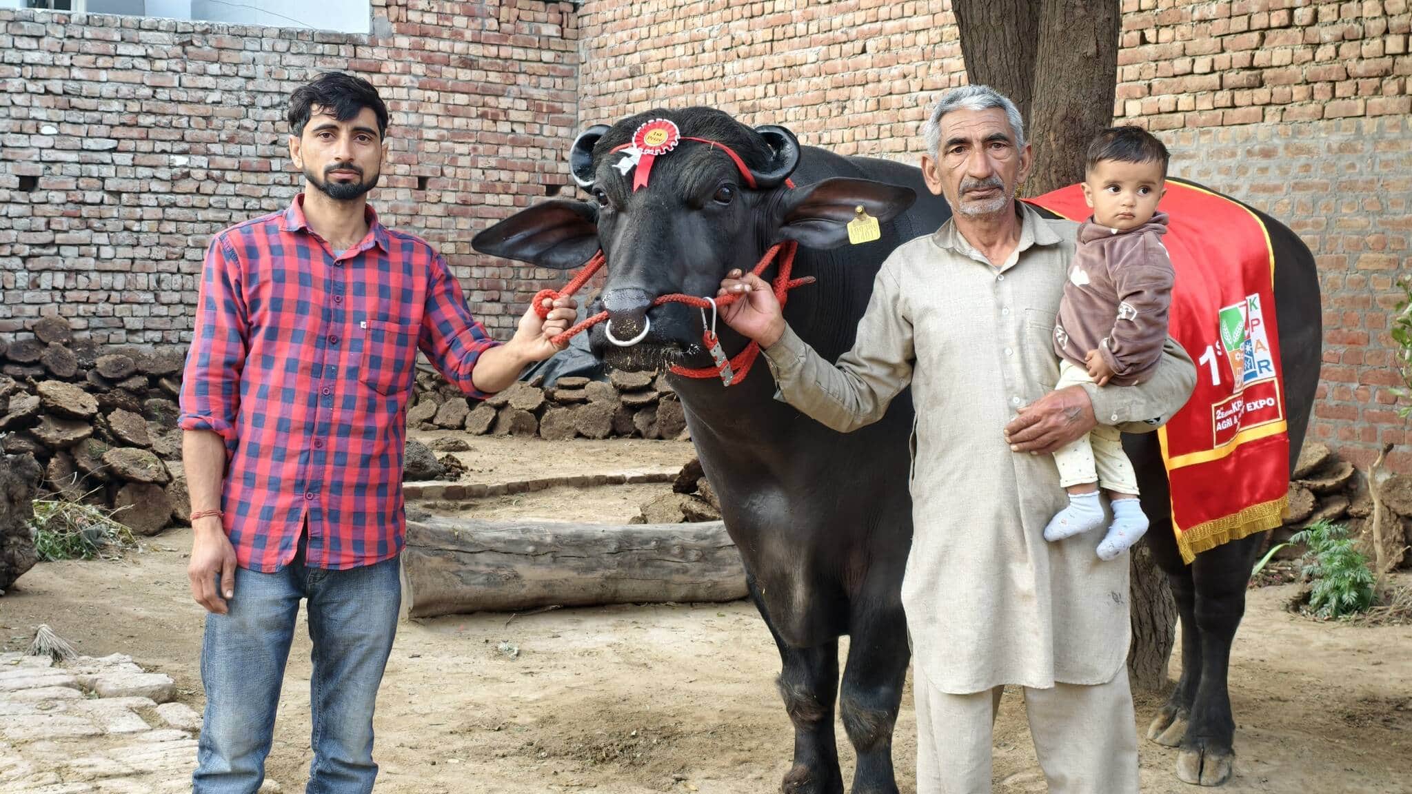 राफेल जाखौली झोटा के साथ जसबीर व उसके परिवार के सदस्य।