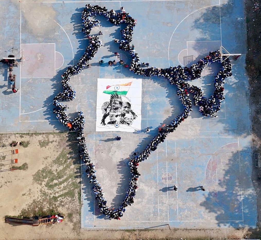 राजकीय कन्या इंटर कालेज में छात्राओं ने मानव श्रृखंला से भारत का नक्शा बनाया।