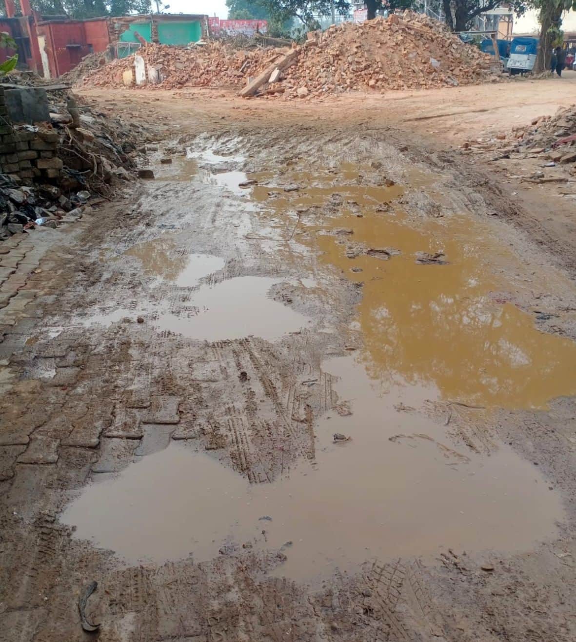  रेलवे स्टेशन के वैकल्पिक मार्ग पर हुआ जलभराव। -स्रोत- यात्री