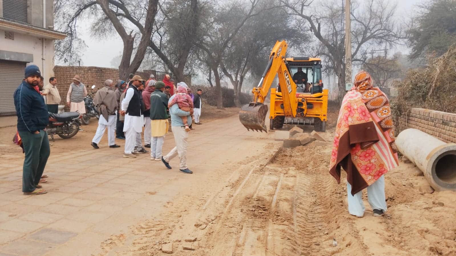 रानियां0।  सीवर लाइन दबाने का कार्य शुरू करवाते सरपंच व अन्य।संवाद 