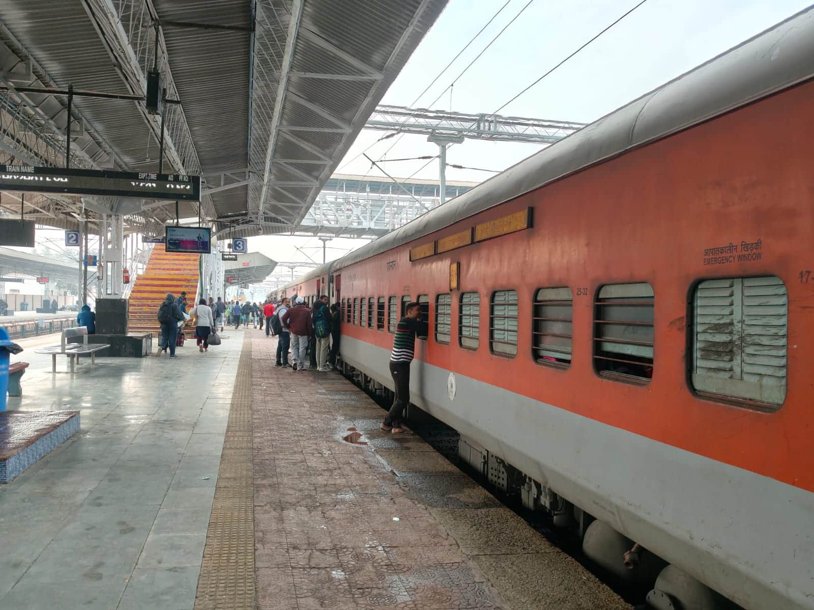 रेवाड़ी रेलवे स्टेशन पर खड़ी ट्रेन। संवाद