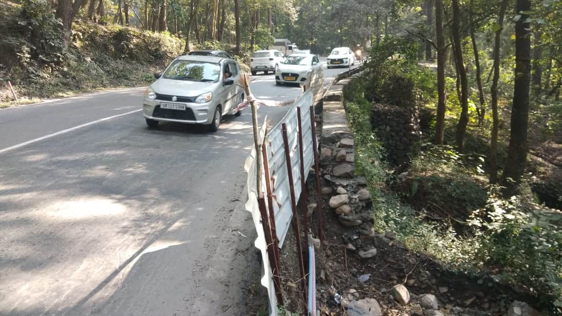 रविवार को सात मोड़ पर इस टूटे पुश्ते के ऊपर से गुजर गया सीएम का काफिला- संवाद