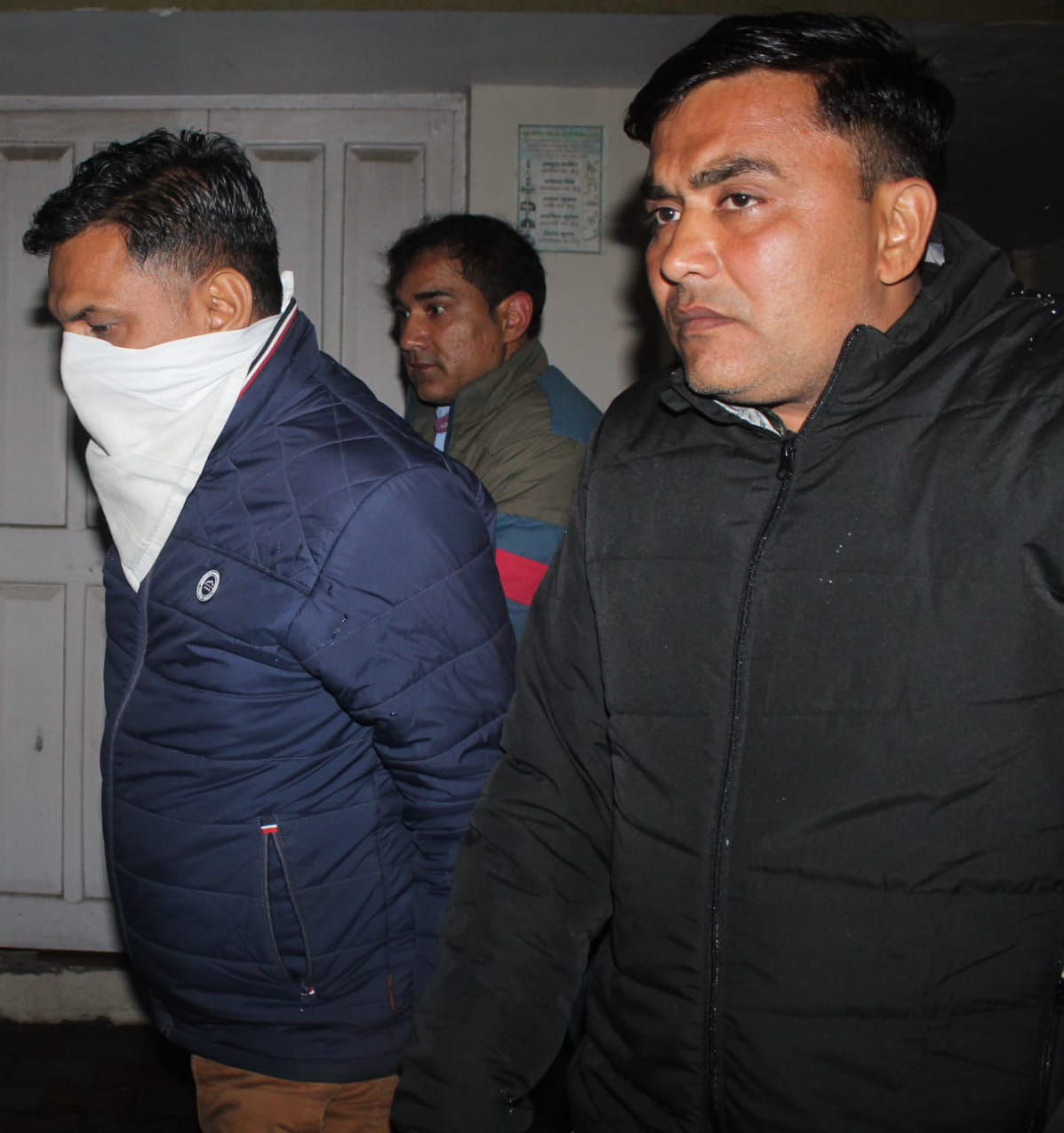A long list of exploits of bribe-taking JE Brajraj has come to light; he did not leave Meerut even after his transfer.