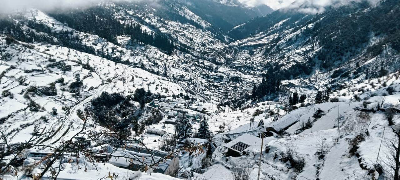 सफेद चादर से ढ़का देवाल का वाण गांव। स्रोत: जागरूक पाठक