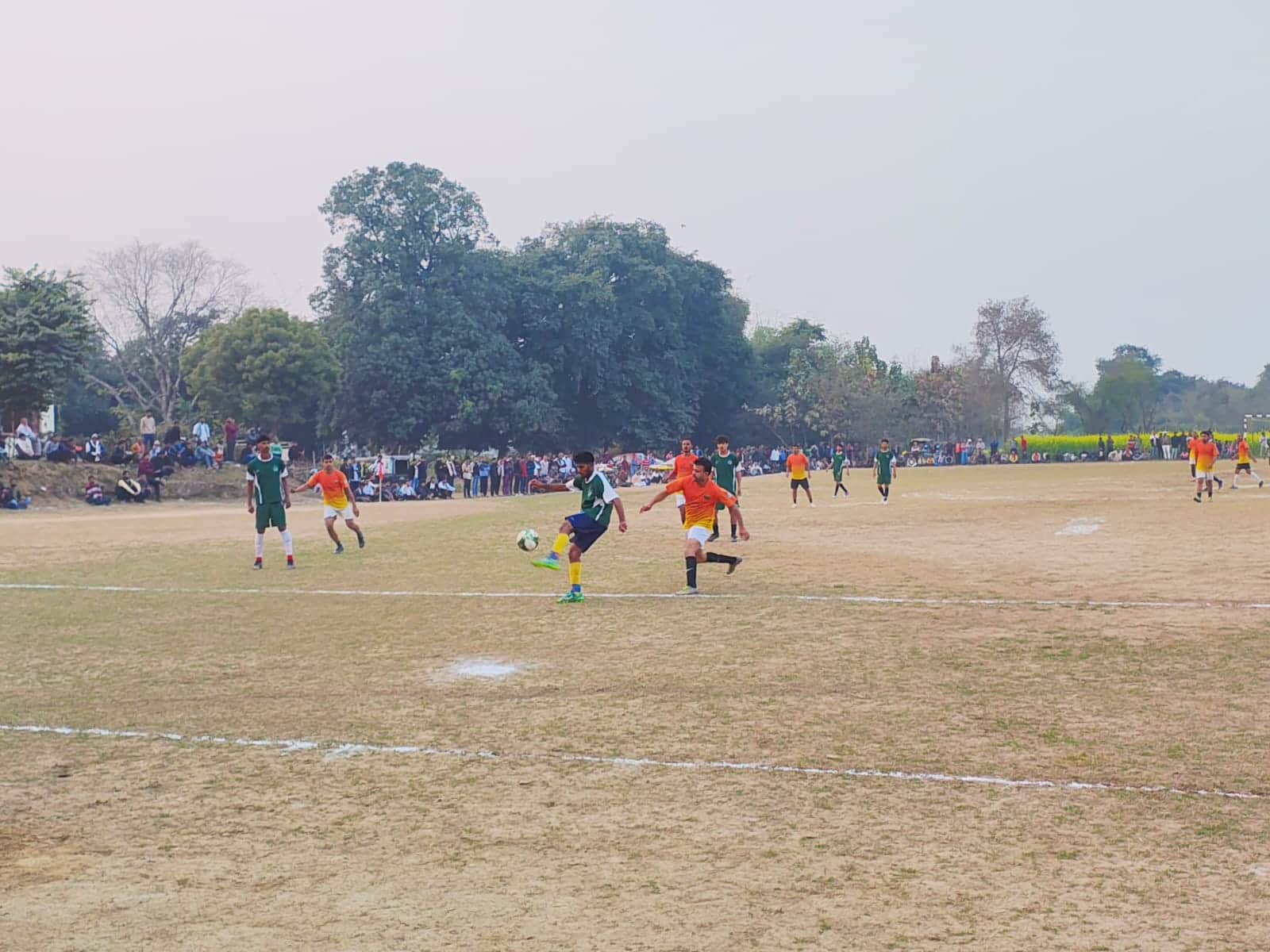 सुहवल गांव खेल मैदान पर आयोजित फुटबॉल प्रतियोगिता में गेंद पर कब्जे की कोशिश करते गोडसरा और अटव