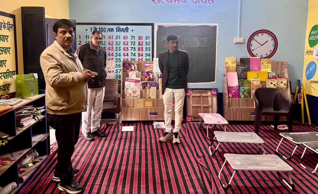 स्कूल का निरीक्षण करते हुए मौलिक शिक्षा अधिकारी सुशील भारती।