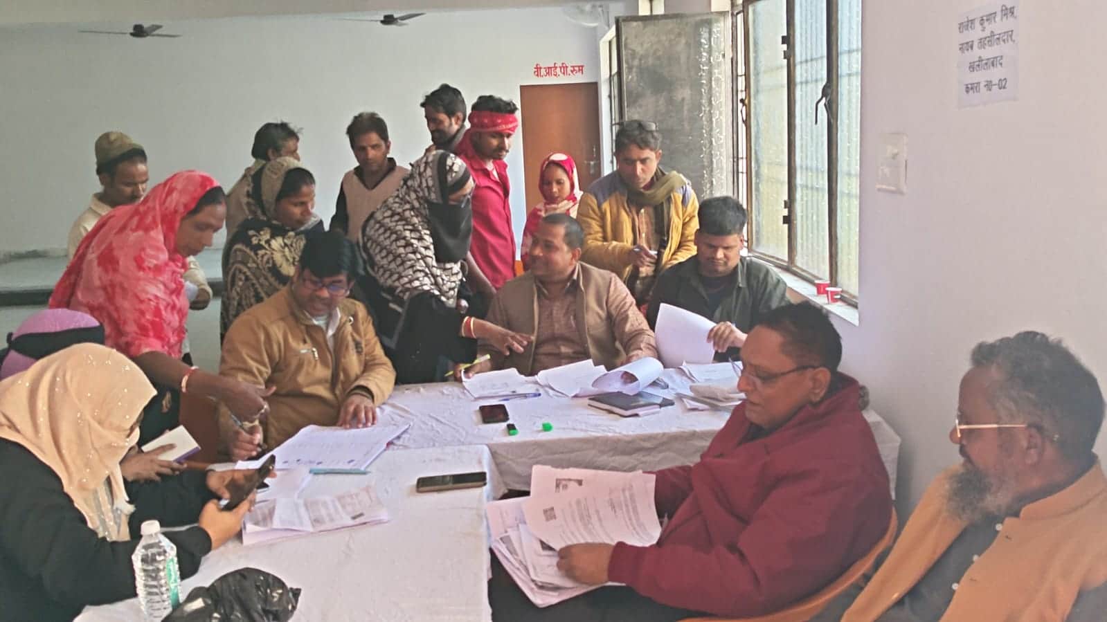 एसआईआर नोटिस का निस्तारण करते कर्मचारी।