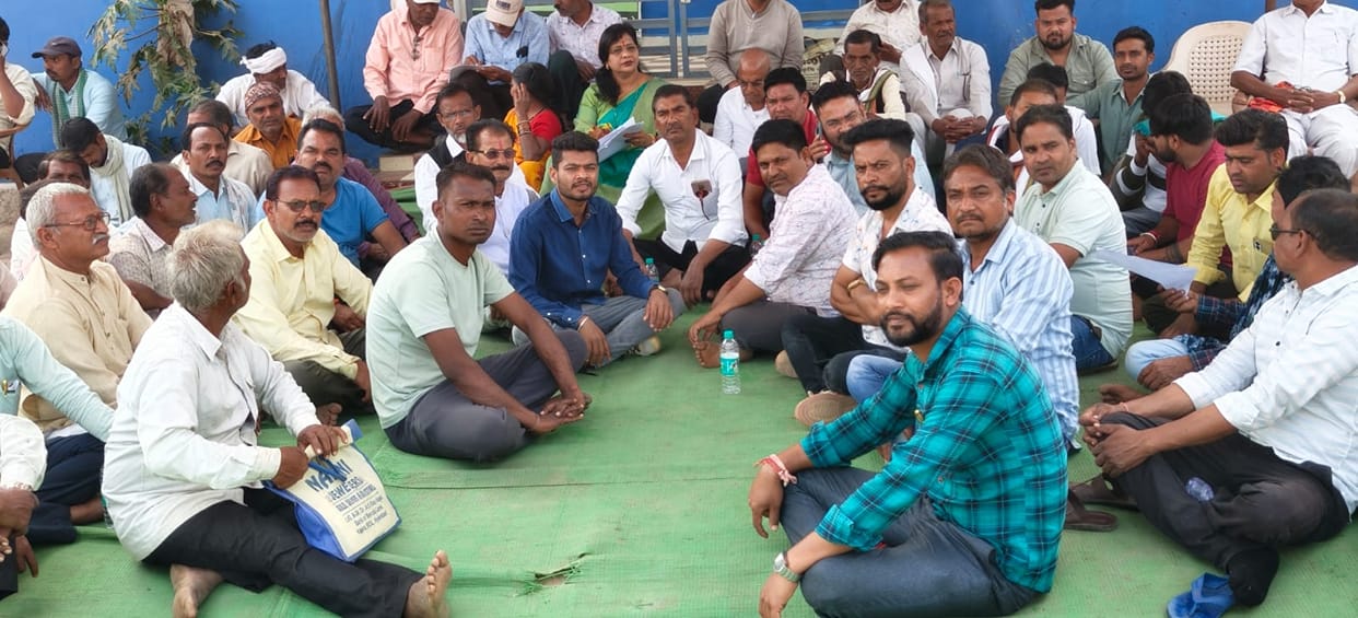 MLA Sangeeta Sinha locks down paddy procurement center stages protest with supporters alleges arbitrary practi