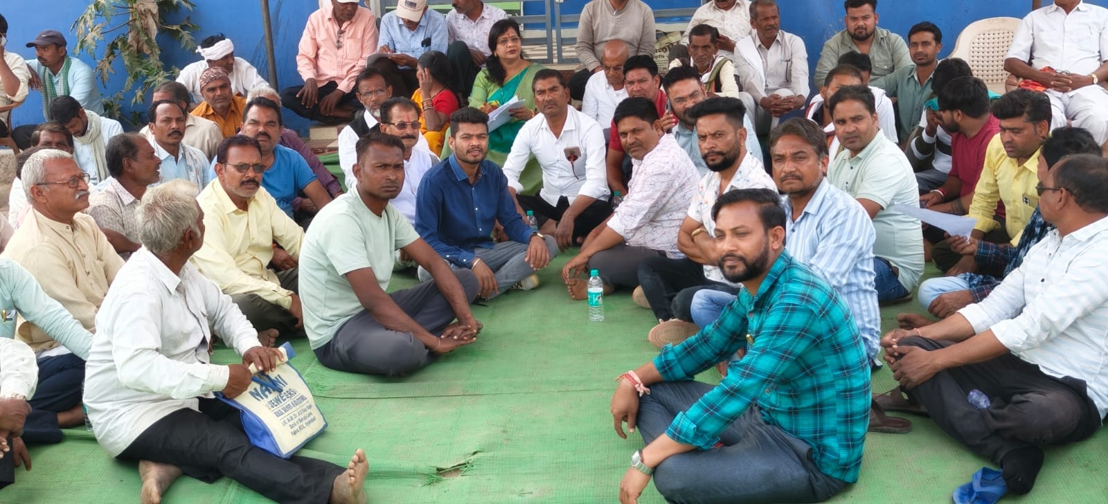 विधायक संगीता सिन्हा ने जड़ा ताला