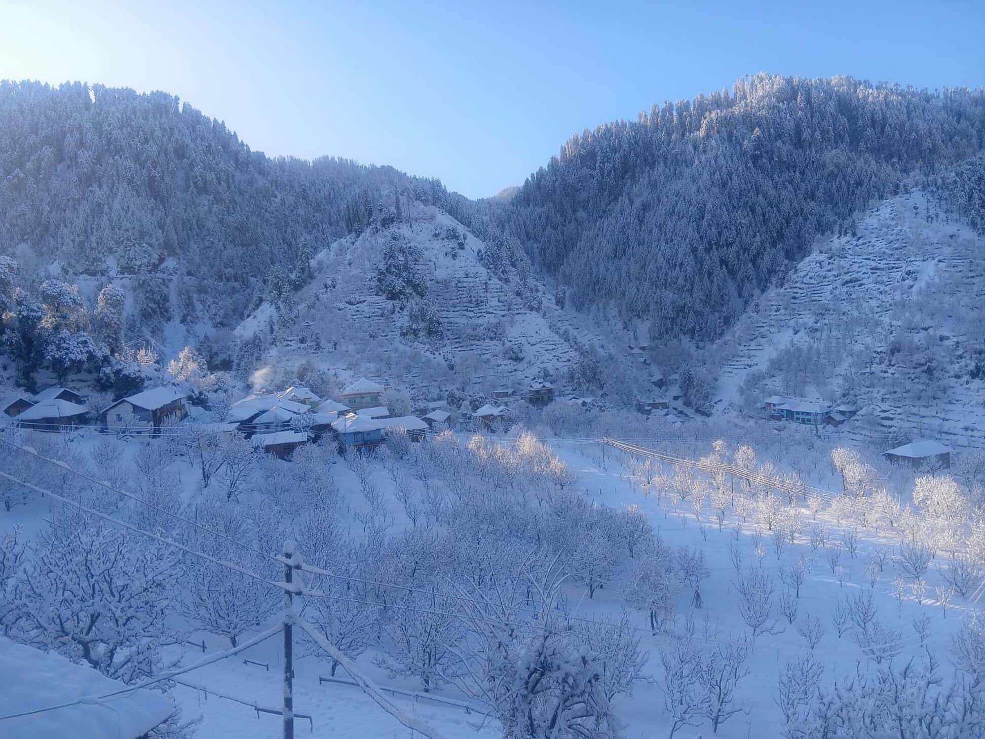 सराज घाटी के बुंगरैल चौक में ताजा बर्फबारी के बाद नजारा। स्त्रोत- जागरूक पाठक
