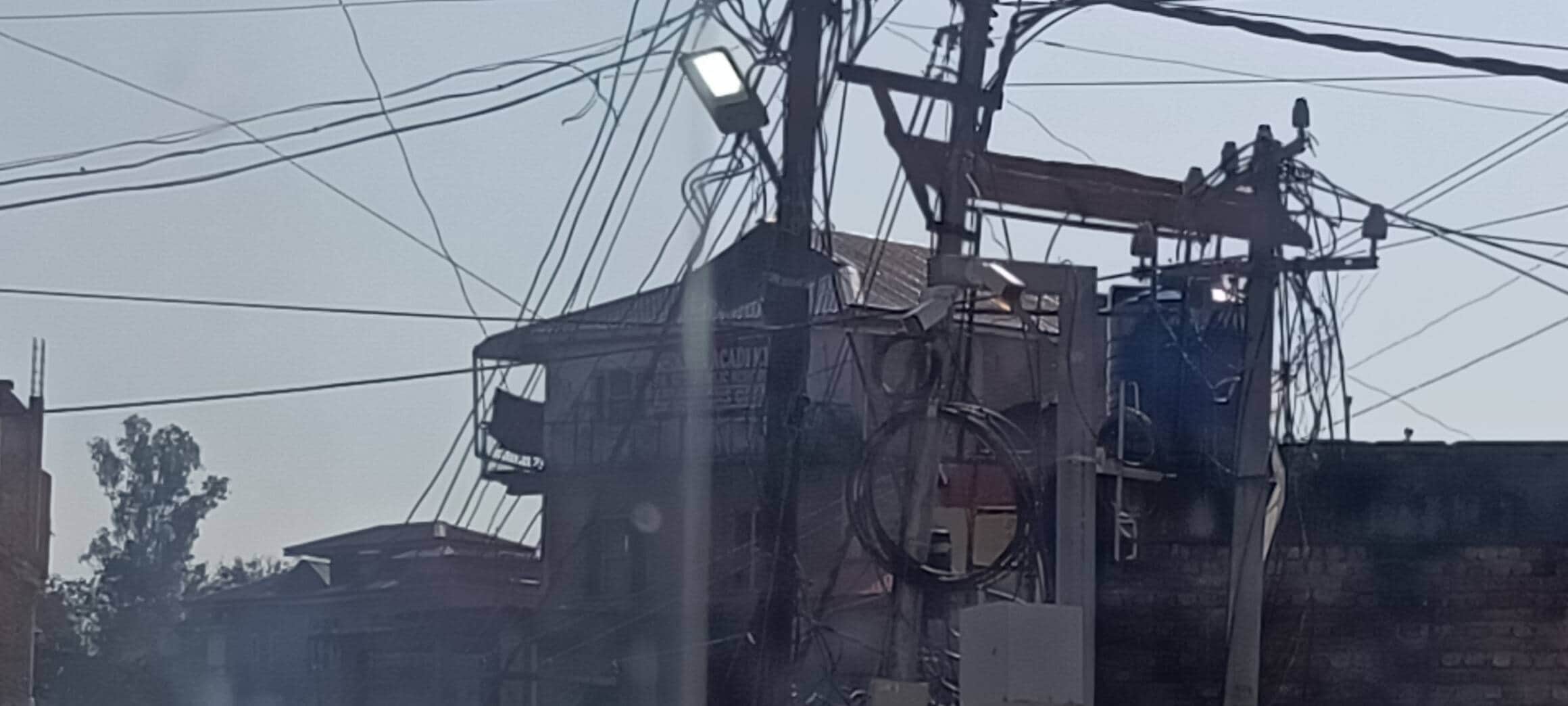 सूरज को रोशनी दिखाती दिनदहाड़े जलती घुमारवीं के स्ट्रीट लाइटें