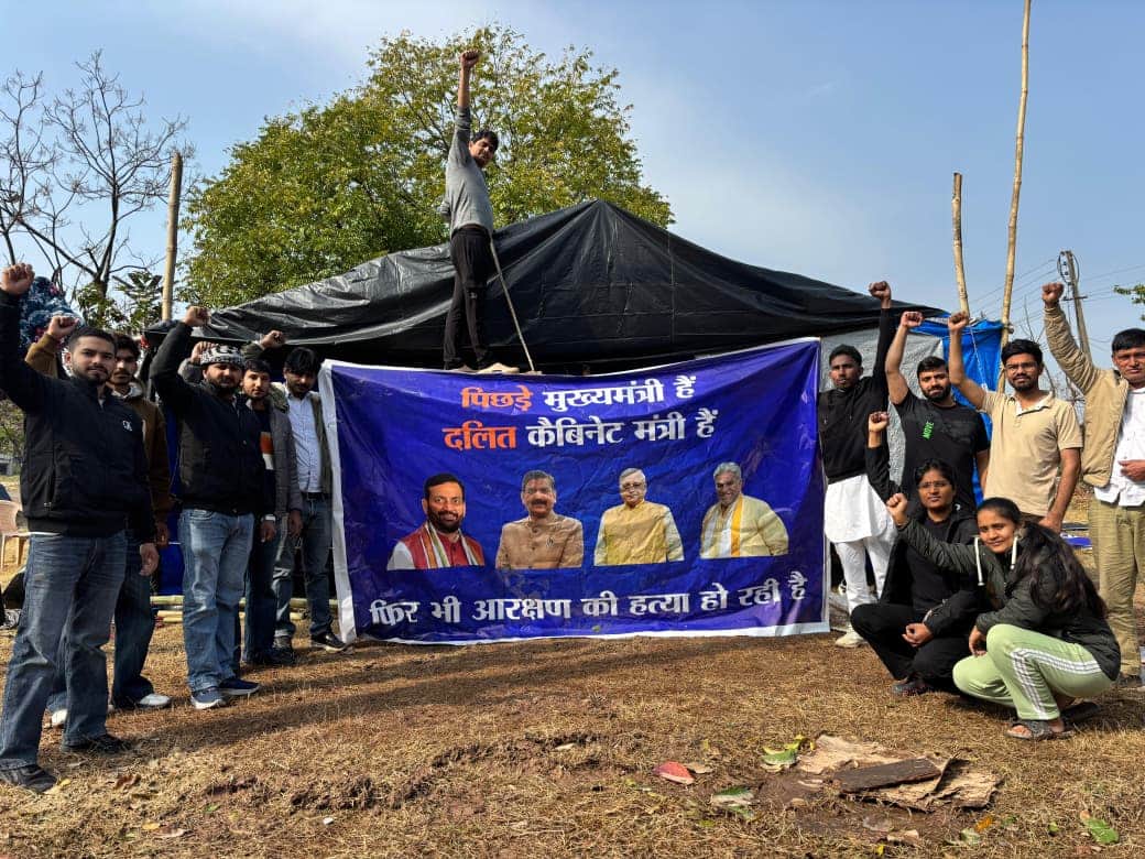 सिरसा। डाॅ. आंबेडकर युवा क्लब  के  सदस्य  प्रदर्शनक करते हुए ।