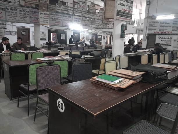 सिरसा: वर्क सस्पेंड के चलते खाली पड़ी अधिवक्ताओं की सीटें।