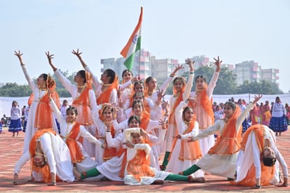 सिरसा।शहीद भगत सिंह स्टेडियम में आयोजित जिला स्तरीय गणतंत्र दिवस पर प्रस्तुती देती छात्राएं। स