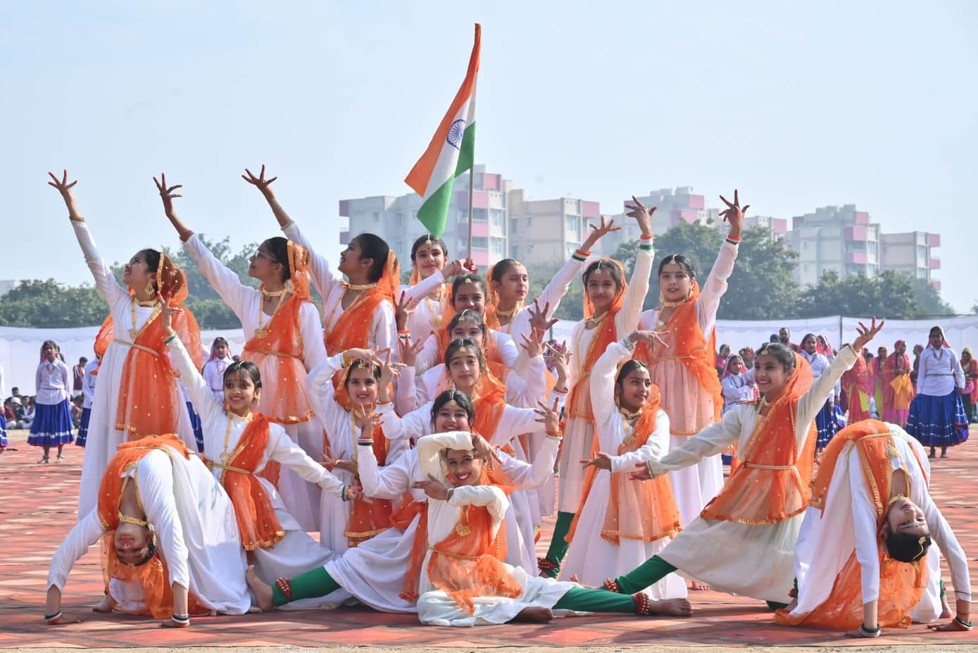 सिरसा।शहीद भगत सिंह स्टेडियम में आयोजित जिला स्तरीय गणतंत्र दिवस पर प्रस्तुती देती छात्राएं। स