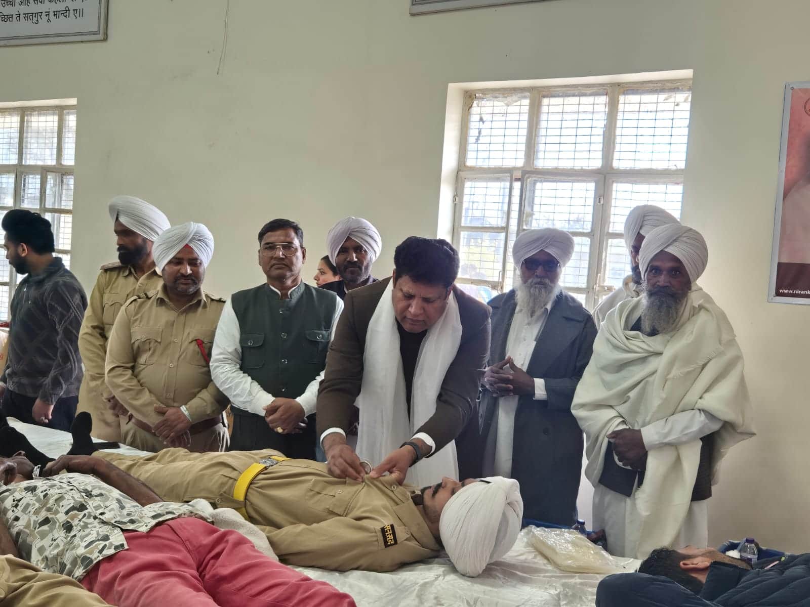 संत निरंकारी मिशन की ओर से आयोजित रक्तदान शिविर में रक्तदाता को बैंच लगाकर सम्मानित करते जोनल 