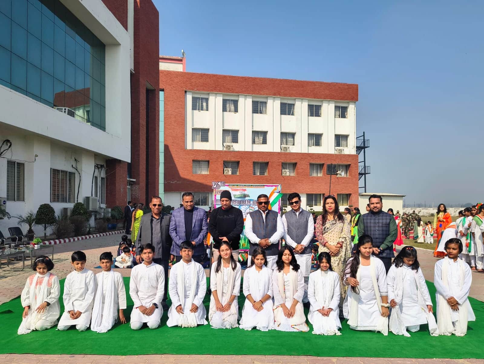 सेठ एमआर जयपुरिया स्कूल में गणतंत्र दिवस पर उपस्थित छात्र-छात्राएं। स्रोत: स्कूल