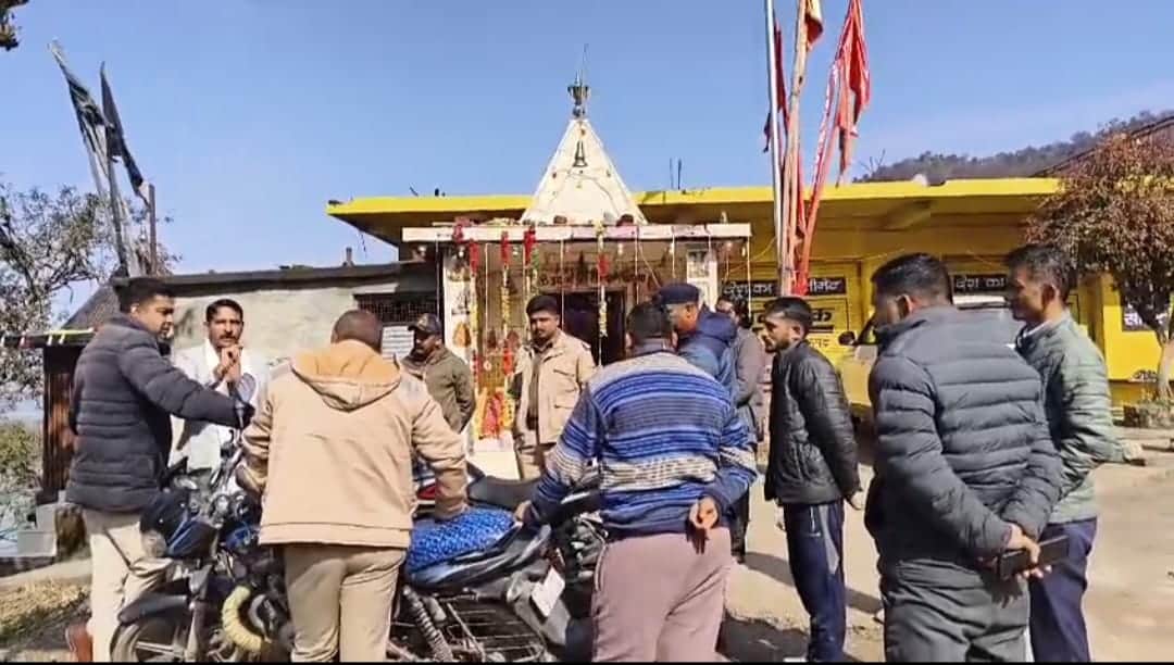 स्वारघाट के ग्राम पंचायत मंझेड़ में प्राचीन माता चामुंडा देवी मंदिर में चोरी के बाद जांच के लिए