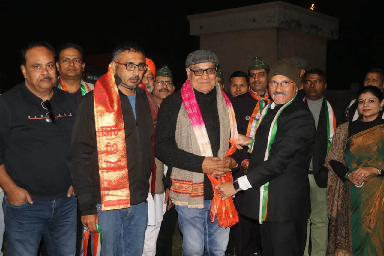 शाहजहांपुर में अंतरराष्ट्रीय कवि डॉ. ध्रुवेंद्र भदौरिया को सम्मानित करते अवधेश दीक्षित। स्रोत: