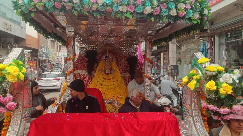 शहर में निकाली गई शोभा यात्रा के दौरान सजाया गया बाबा श्याम का दरबार।
