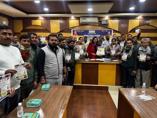 शहर स्थित  जिला पंचायत सभागार में सड़क सुरक्षा अभियान के तहत बांटा गया पंफलेट। 