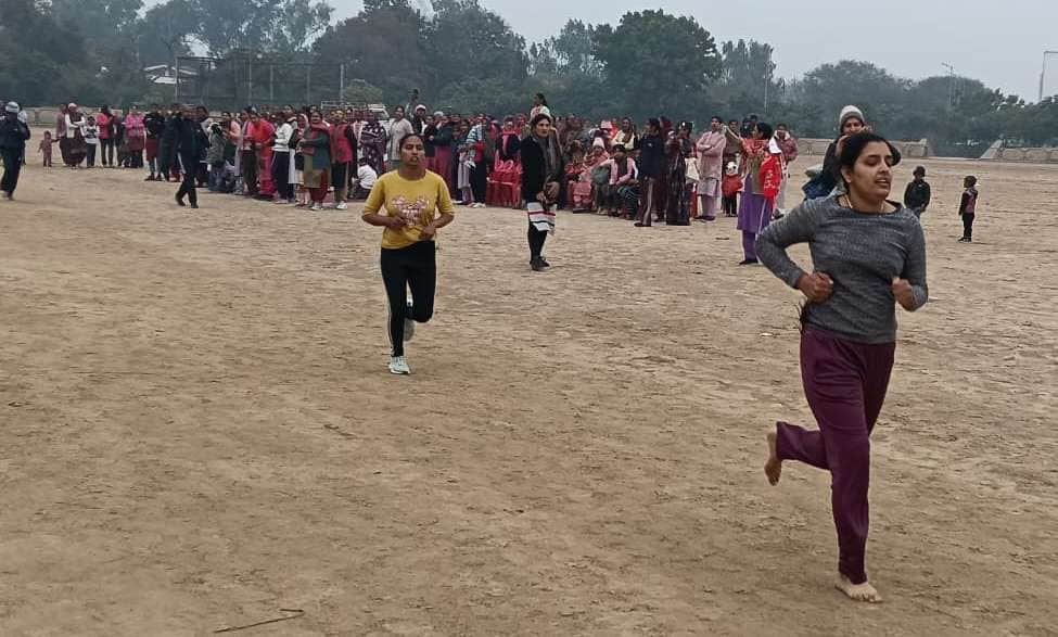 शहीद भगत सिंह स्टेडियम में आयोजित खेल प्रतियोगिता में हिस्सा लेती महिलाएं। सूचना विभाग
