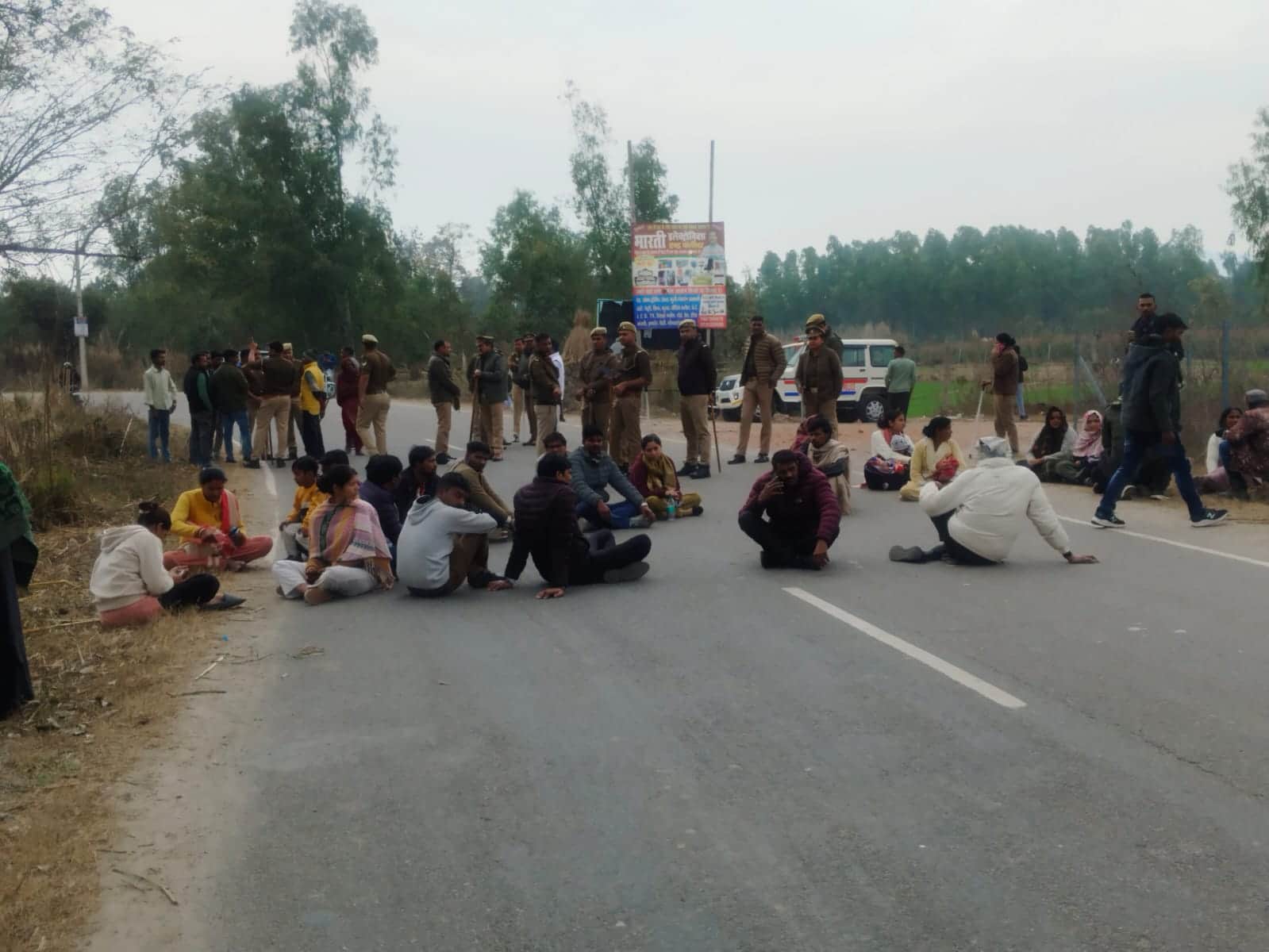 शाकंभरी देवी-सुंदरपुर मार्ग पर सड़क पर बैठ कर जाम लगाते मृतक छात्र के परिजन। श्रोत ग्रामीण