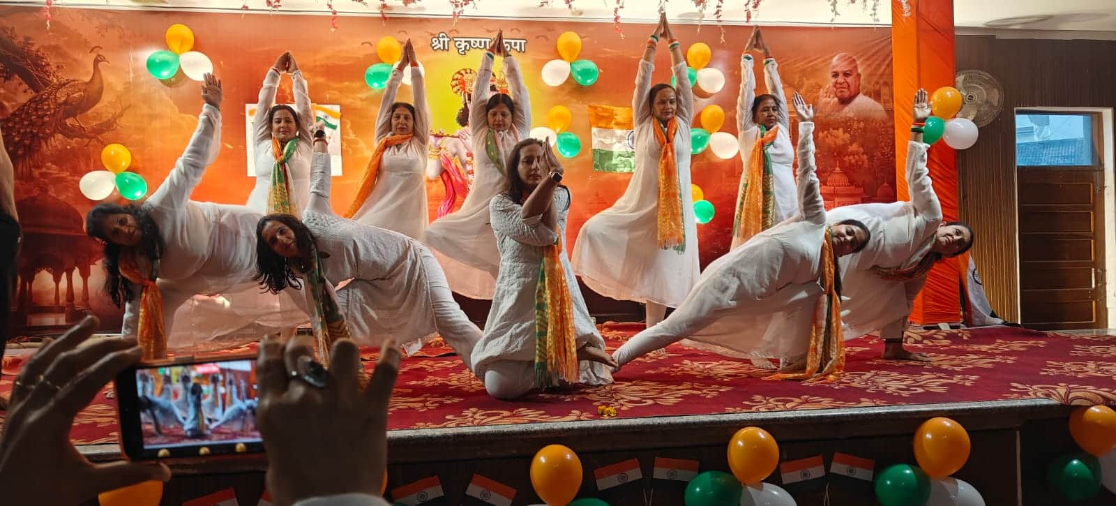 श्री कृष्ण कृपा धाम में आयोजित कार्यक्रम में अपनी प्रस्तुति देते योग साधक। स्वयं