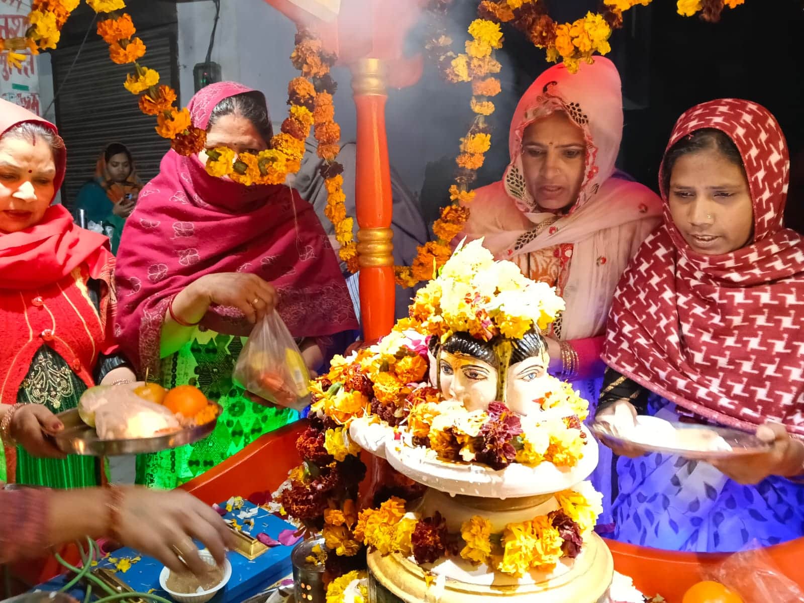 श्री सनातन धर्म मंदिर सभा की ओर से निकाली गई प्रभात फेरी में आरती करते श्रद्धालु। स्वयं