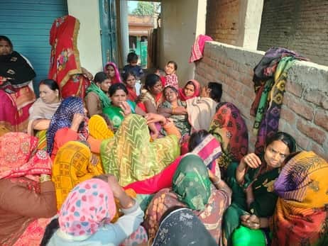 श्रीगंज गांव में मृतक विकास बिंद के रोते बिलखते परिजन। संवाद