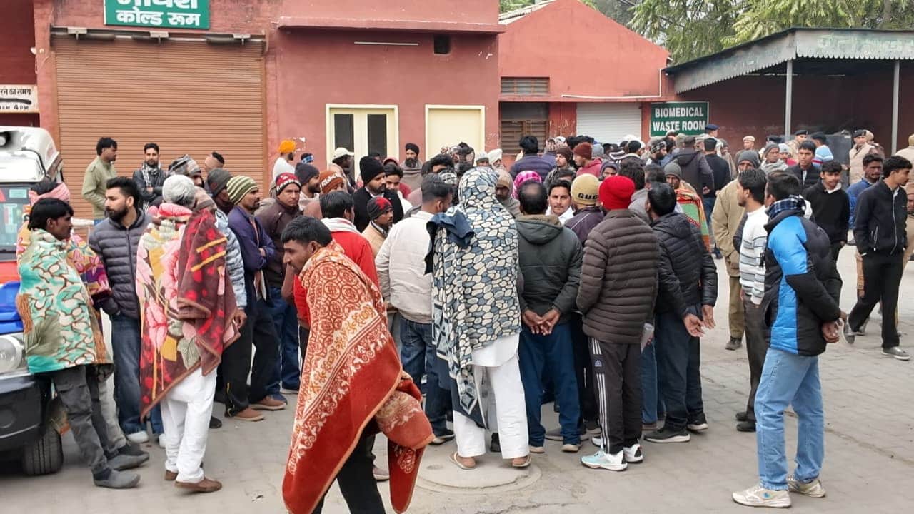 शव गृह के बाद मौजूद मृतक गौरव के परिजन व ग्रामीण।