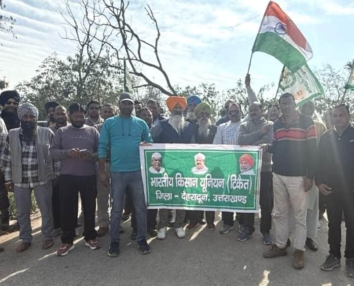 तहसील मुख्यालय पर प्रदर्शन करते भारतीय किसान यूनियन से जुड़े किसान।स्रोत-संगठन