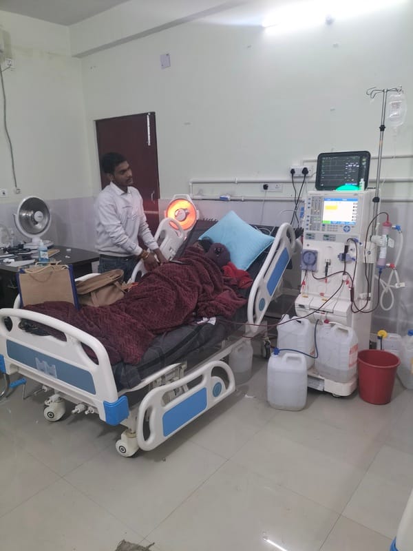 टनकपुर के उप जिला अस्पताल के सेंटर में डायलिसिस सुविधा का लाभ उठाते मरीज। संवाद
