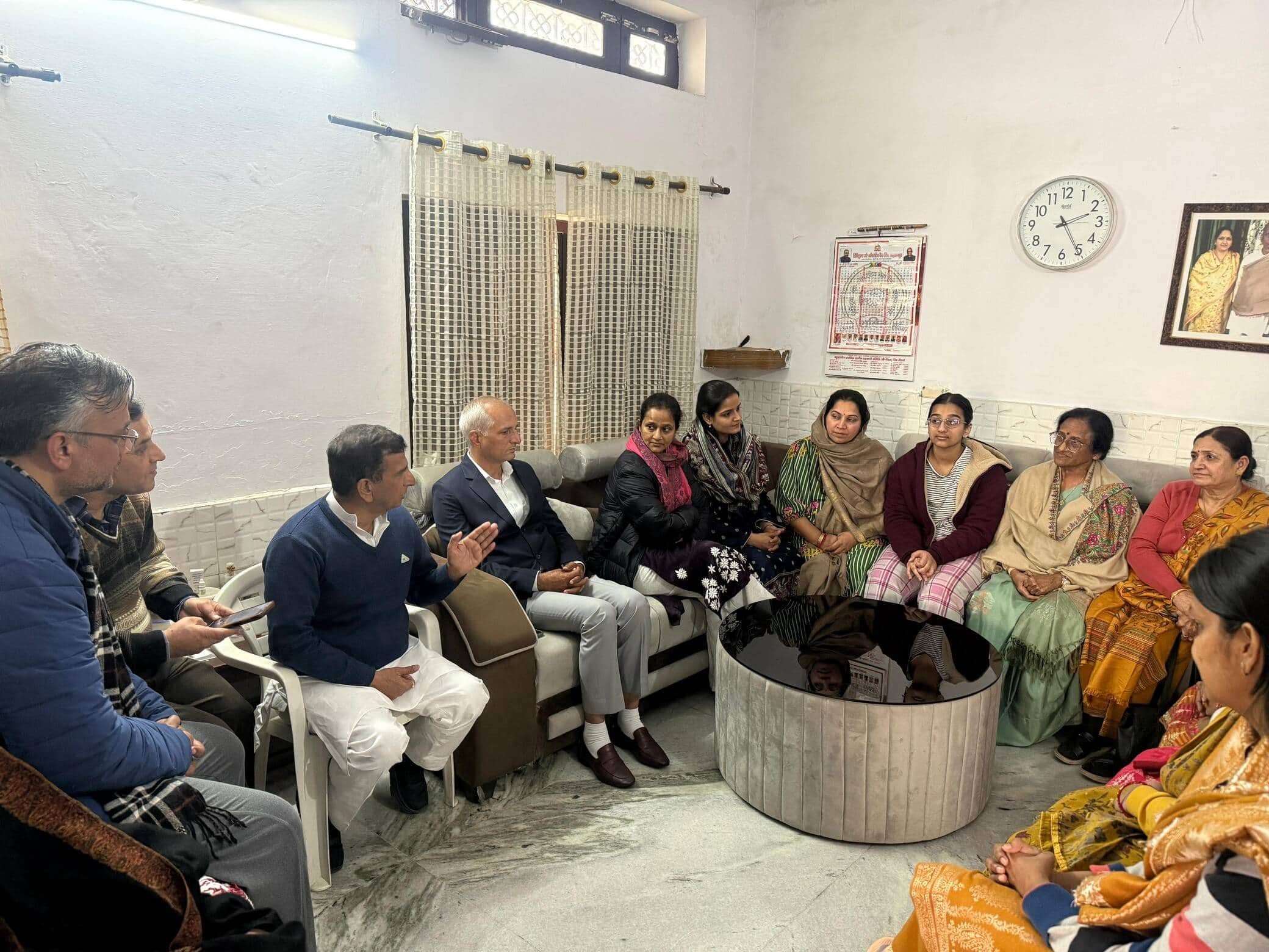 तीतरों में पूर्व विधायक डॉ. सुशील चौधरी के परिजनों से बात करती पूर्व सांसद रीता बहुगुणा जोशी। स