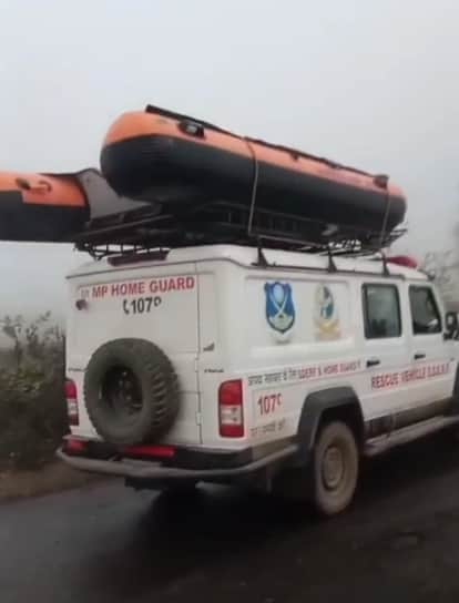 Electricity company vehicle falls into Chambal Canal, AE saves his life by jumping, contractor missing