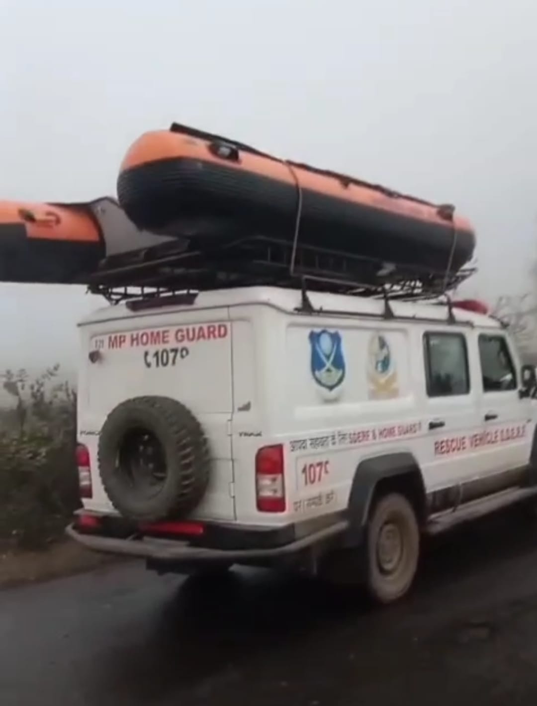 Electricity company vehicle falls into Chambal Canal, AE saves his life by jumping, contractor missing
