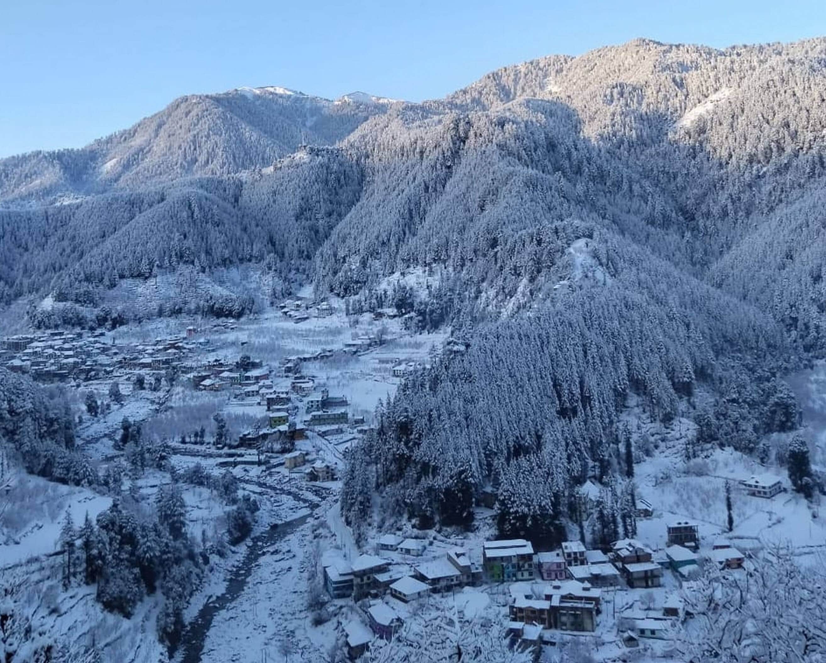 दूसरी बर्फबारी के बाद मंडी जिले की सुप्रसिद्ध पर्यटन नगरी जंजैहली। स्रोत: जागरूक पाठक