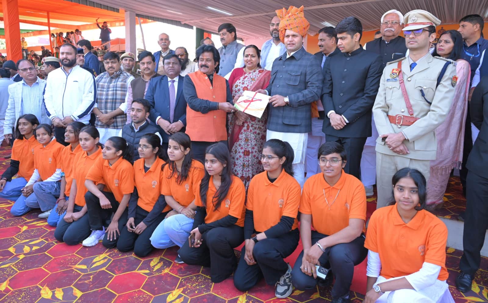 उल्लेखनीय प्रदर्शन करने वालों सम्मानित करते खेल मंत्री गौरव गौतम। स्रोत : प्रशासन