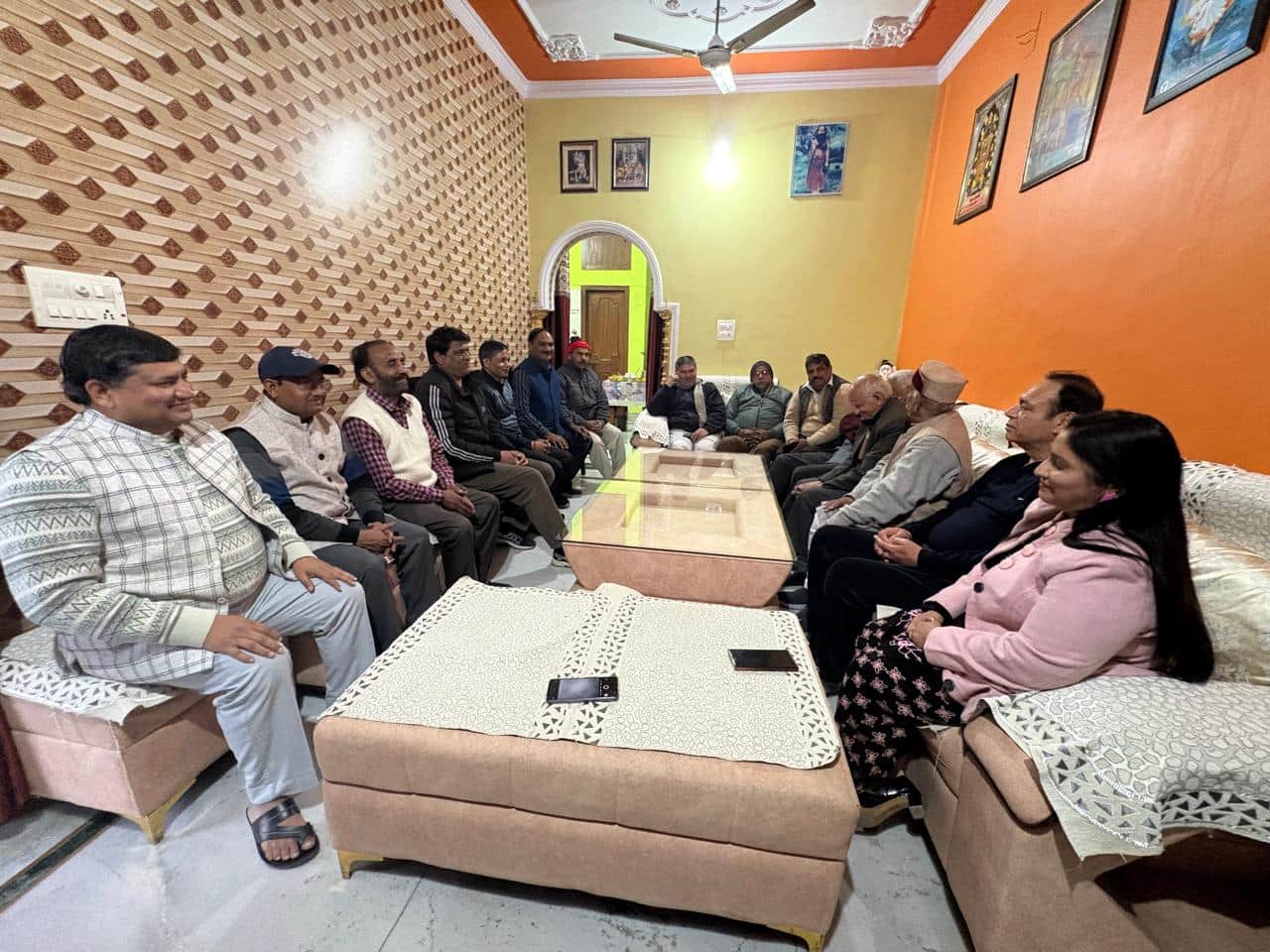 उत्तर प्रदेश के कल्याण सभा पांवटा इकाई  की बैठक में चर्चा करते पदाधिकारी व सदस्य l स्त्रोत : सभ