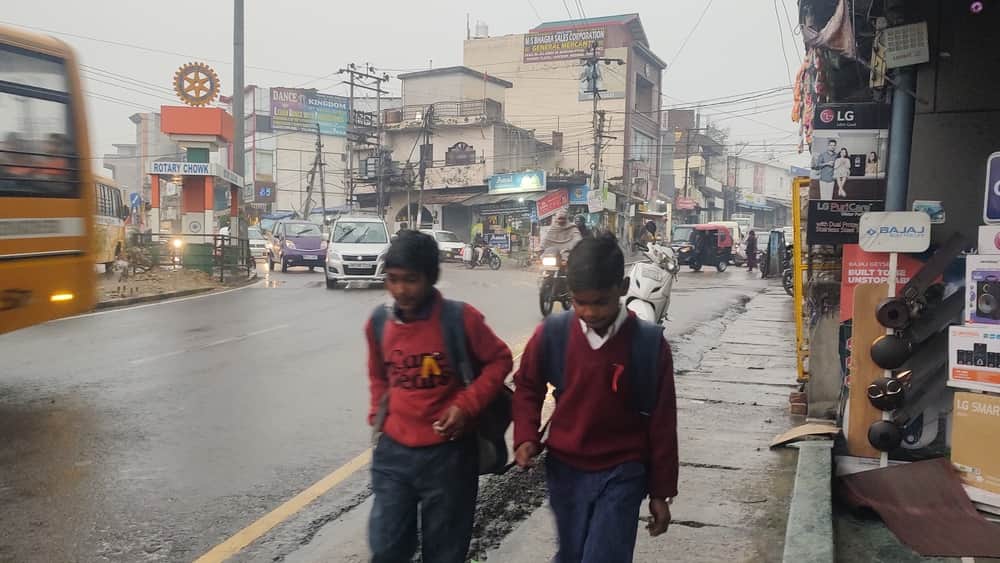 ऊना में बारिश के दौरान स्कूल को जाते हुए बच्चे।संवाद