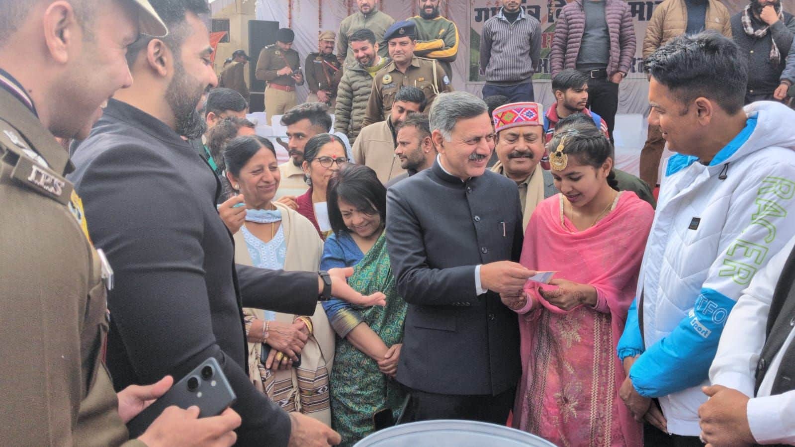 ऊना में  गणतंत्र दिवस दिवस के मौका पर बच्चों से रेडक्रास कूपन पर्ची निकलवाते हुए मंत्री।स्रोत व