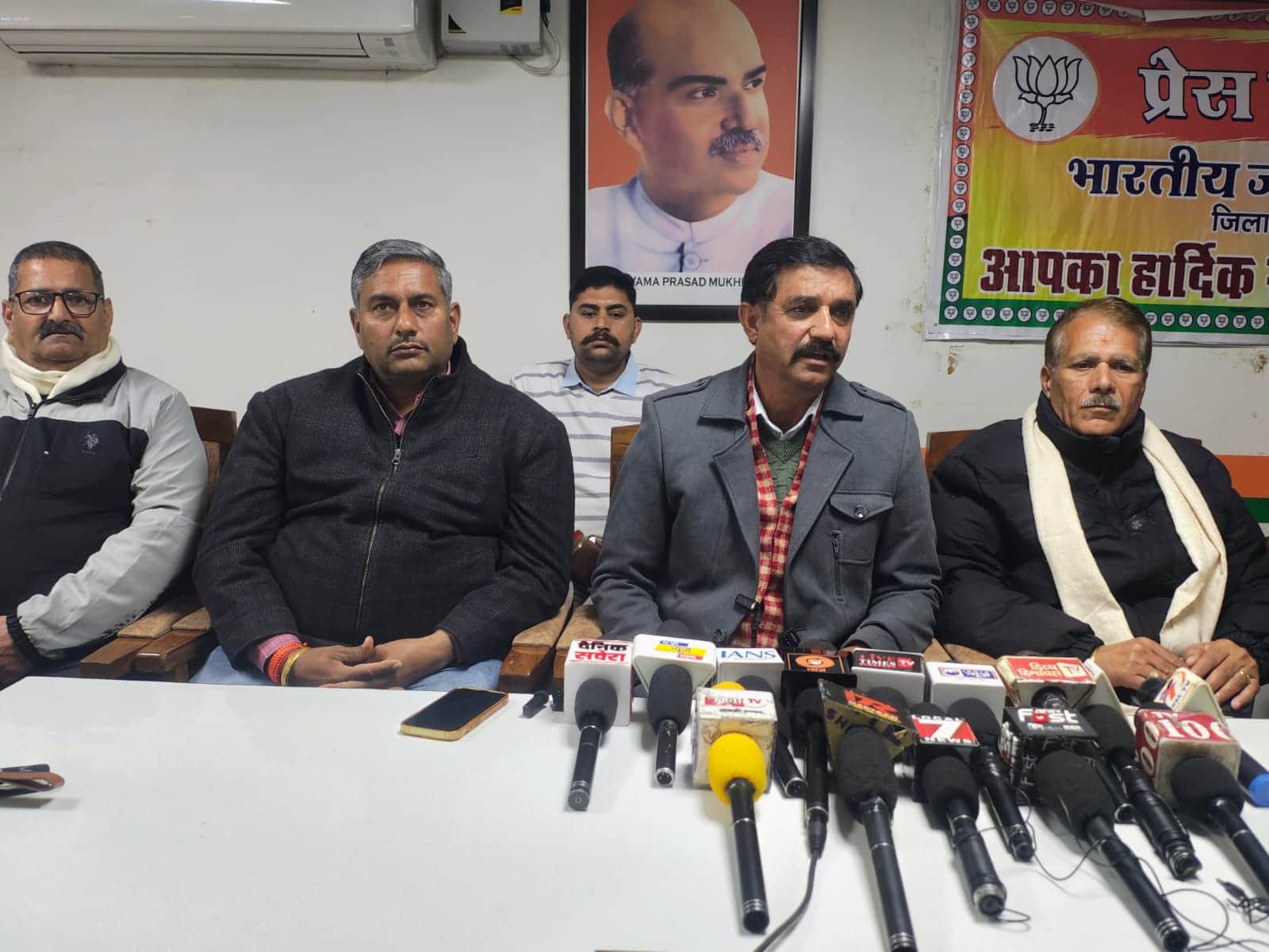 ऊना में प्रैसवार्ता के हरोली भाजपा नेता प्रो राम कुमार प्रत्रकारों को सम्बोधित करते हुए।संवा