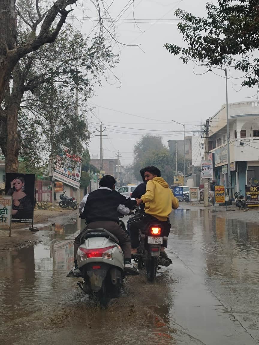 वाहन चलाते समय लापरवाही बरतते वाहन चालक। 