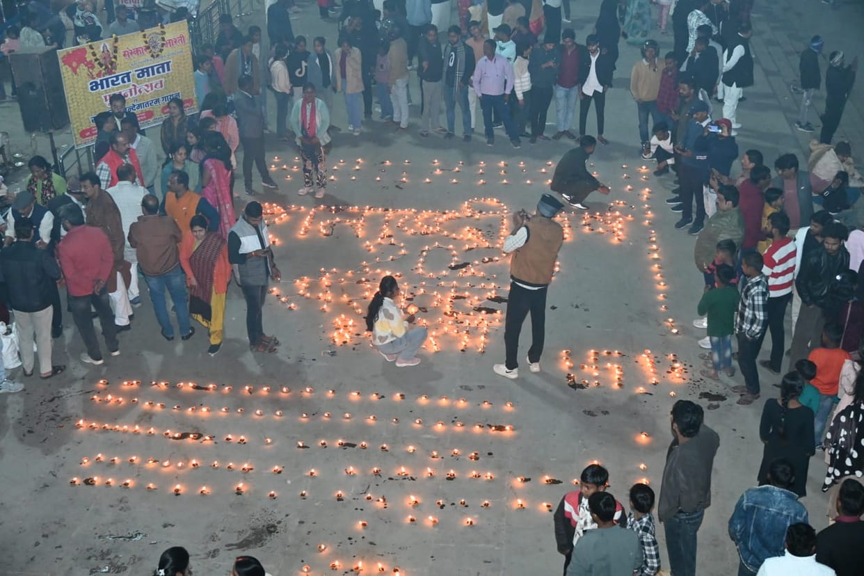 Bharat Mata Pujan Sanskar Bharti decorated the immersion ghat with lamps.