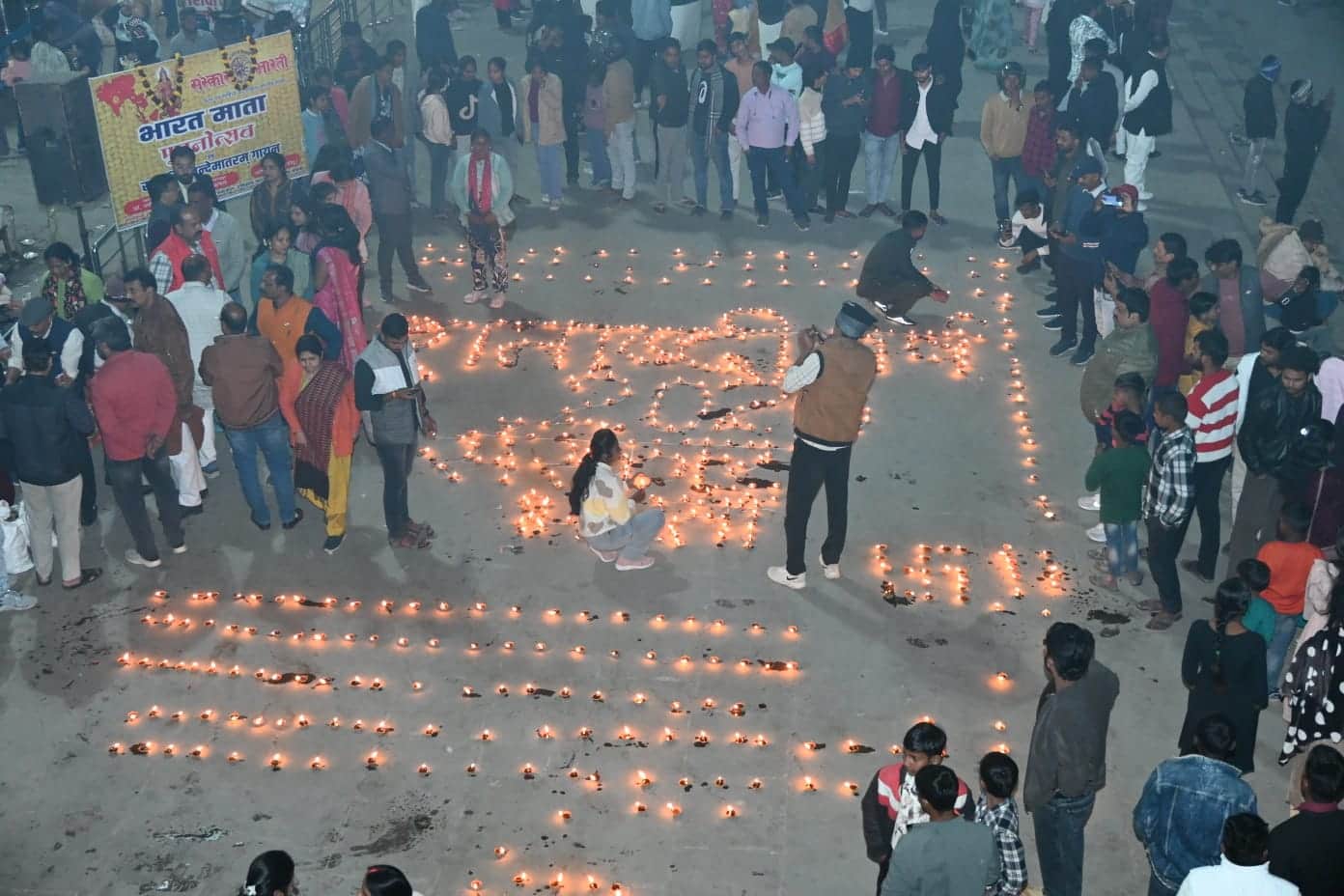 विसर्जन घाट पर दीप जलाते संस्कार भारती के सदस्य। संस्था
