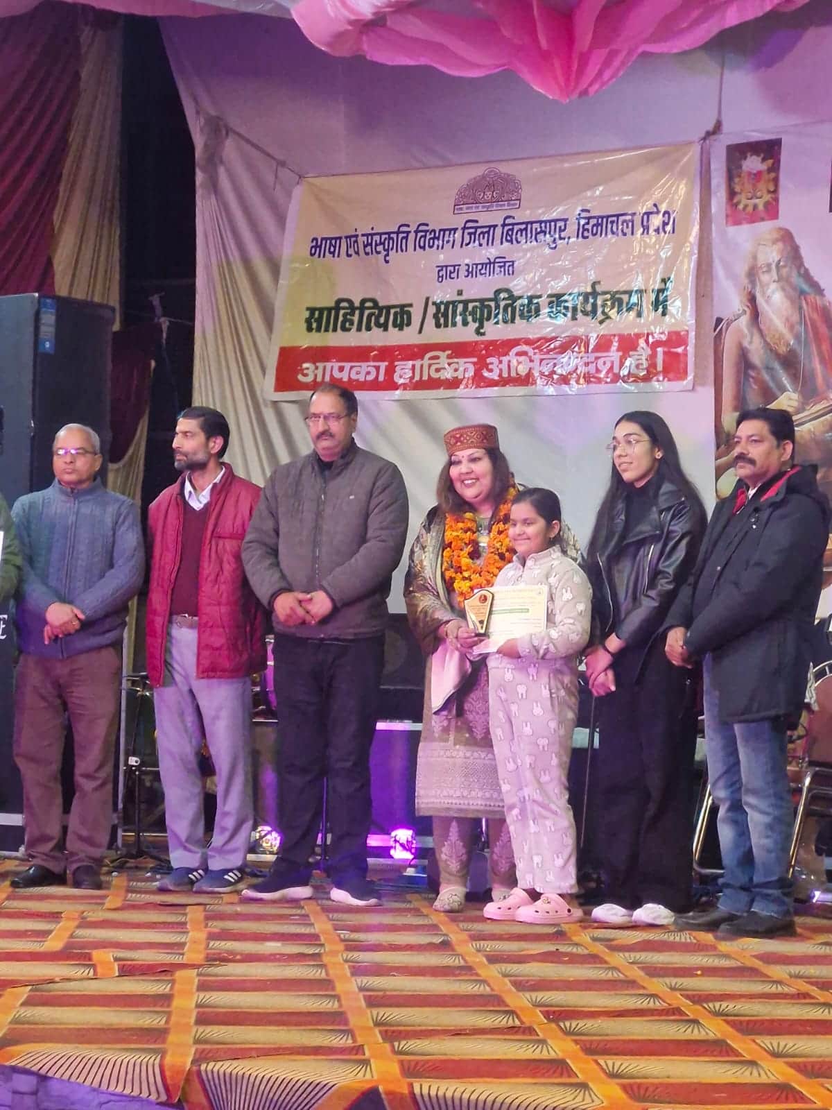 व्यास उत्सव में बच्चों को सम्मानित करती मुख्यातिथि। स्रोत: समिति