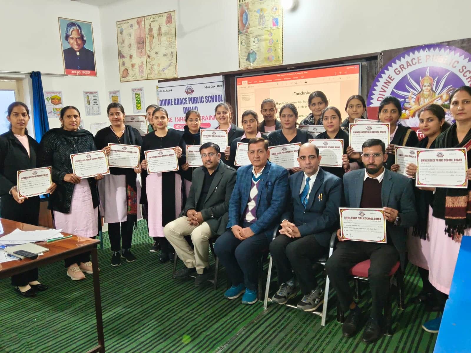 28 ढांड 03 प्रमाण पत्र प्राप्त करते हुए स्टाफ सदस्य।