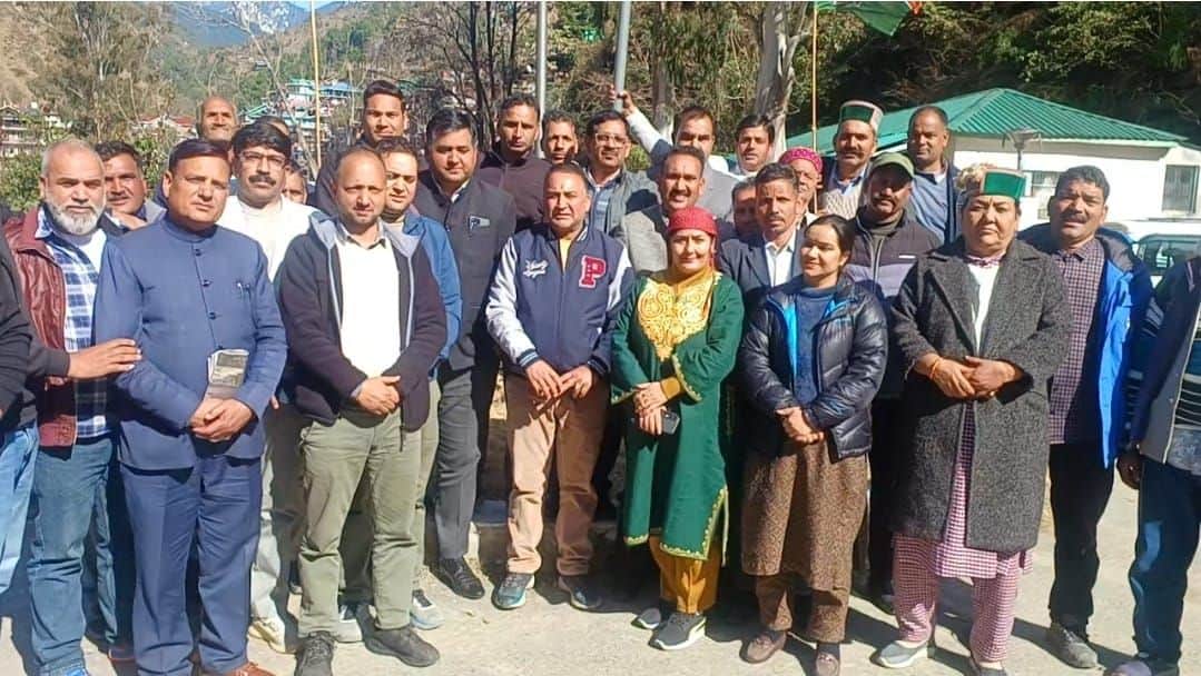 आनी में ब्लॉक कांग्रेस की बैठक में मौजूद पदाधिकारी और कार्यकर्ता। स्रोत: कांग्रेस