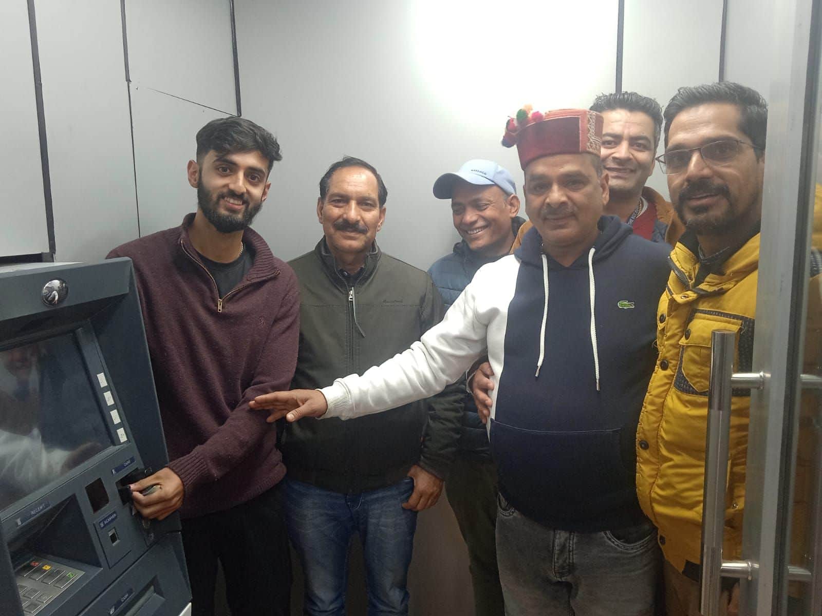 आनी में एटीएम सेवा का शुभारंभ करते कांगड़ा केंद्रीय सहकारी बैंक के अधिकारी। संवाद